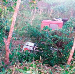 Carreta sai de pista em rodovia Lagarto/ Simão Dias