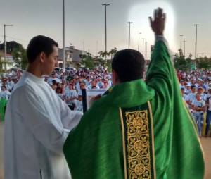 Pe. Jodeclan presidindo a Missa de encerramento