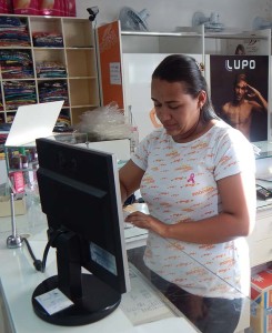 Colaboradora com o laço rosa, símbolo da campanha