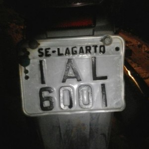 Placa de uma das motos