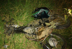 Motocicleta totalmente destruída