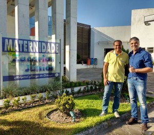 Deputado com o diretor da instituição 