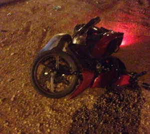 Motocicleta totalmente destruída