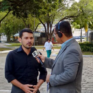 Historiador durante entrevista