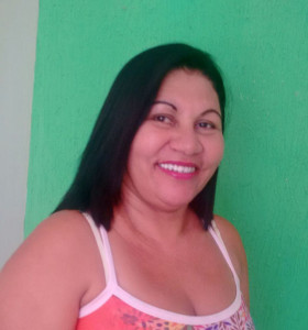 Mulher morre após ser baleada na porta da residência