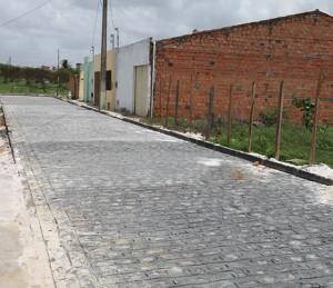 Rua recebe calçamento 