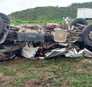 Motorista da carreta morreu esmagado