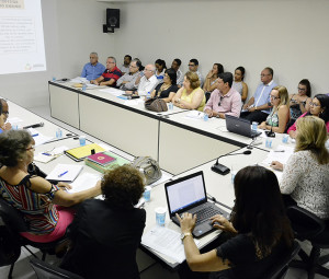 Diretor da DRE' 2 (camisa vermelha) participa de reunião (Fotos: Eugênio Barreto)