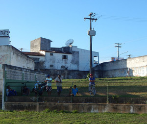 Poste  pode diminuir a capacidade de uma das arquibancadas