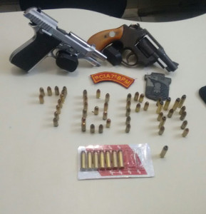 Calibre, pistola e munições encontrados no veículo