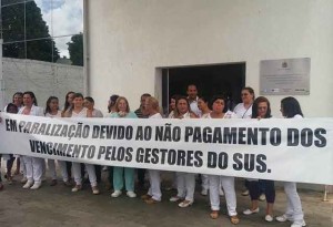 Servidores fazem manifestação na porta da instituição 