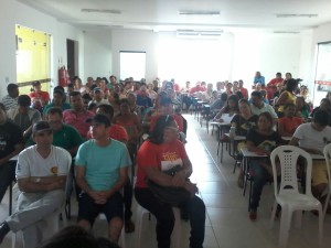 Servidores reunidos na manhã desta quinta