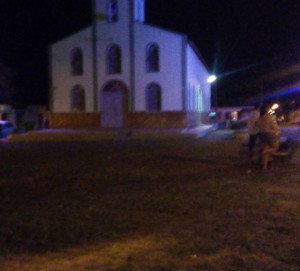 Praça da Igreja Matriz do povoado às escuras