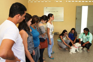 Vacinadores passam por treinamento