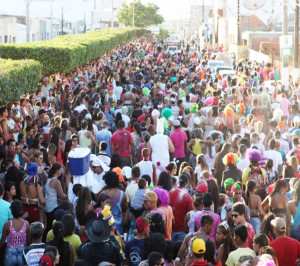 Bloco de rua arrasta milhares de pessoas pela principal avenida da cidade