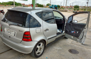 Carro apreendido com suspeito 