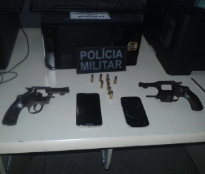 Armas encontradas com os suspeitos