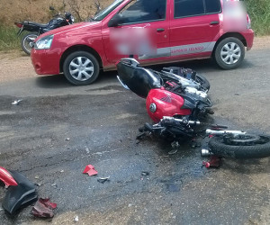 Colisão envolveu uma motocicleta e um veículo de passeio