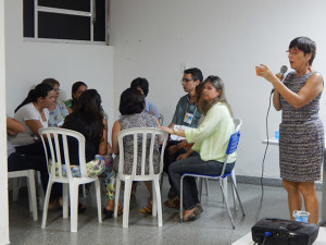 Educadores devem levar o debate sobre gravidez para os alunos.