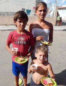 Lanche foi distribuído com a criançada