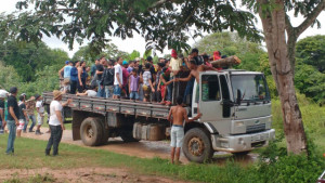 Mastro sendo transportado para a festa