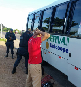 Na operação, dois micro ônibus foram abordados 