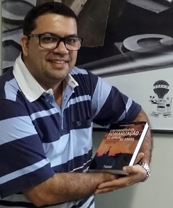 O livro é o filho mais novo do historiador lagartense (Foto: arquivo pessoal)