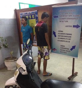 Jovens detidos durante a abordagem policial (Foto: 7°BPM)