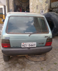 Veículo tem placa policial de Aracaju pneus (Foto: 7°BPM)