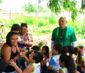 Os alunos ficaram bem interessados na horta orgânica da bio5 (Foto: Tito Reis)