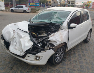 Carro danificado amanheceu nas proximidades da rodoviária 