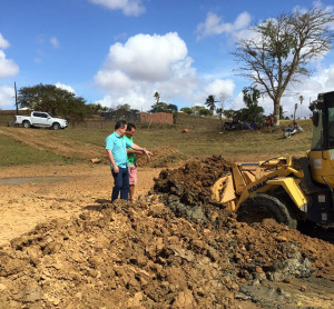 Gestor municipal acompanha de perto o serviço de limpeza