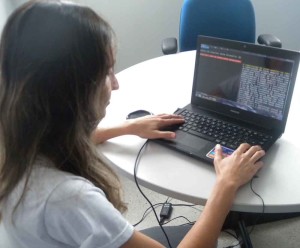 A aluna demonstra a utilização de um dos programas adaptados para acessar os conteúdos das disciplinas (Foto: Ascom UFS Lagarto)