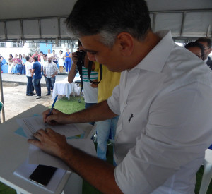 Deputado assinando o Termo de Entrega