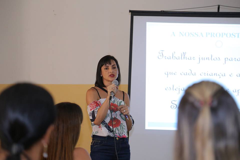 Secretária municipal de Educação expondo a temática 