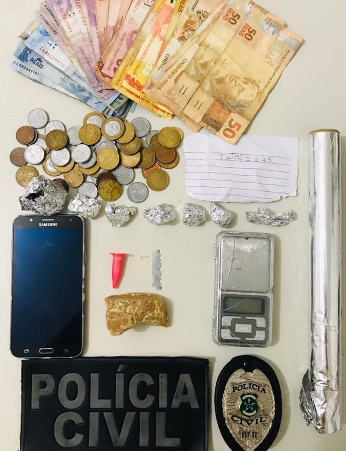 Foram apreendidas cocaína, maconha, crack, cerca de R$ 830,00, além de uma balança de precisão e material para preparo das drogas