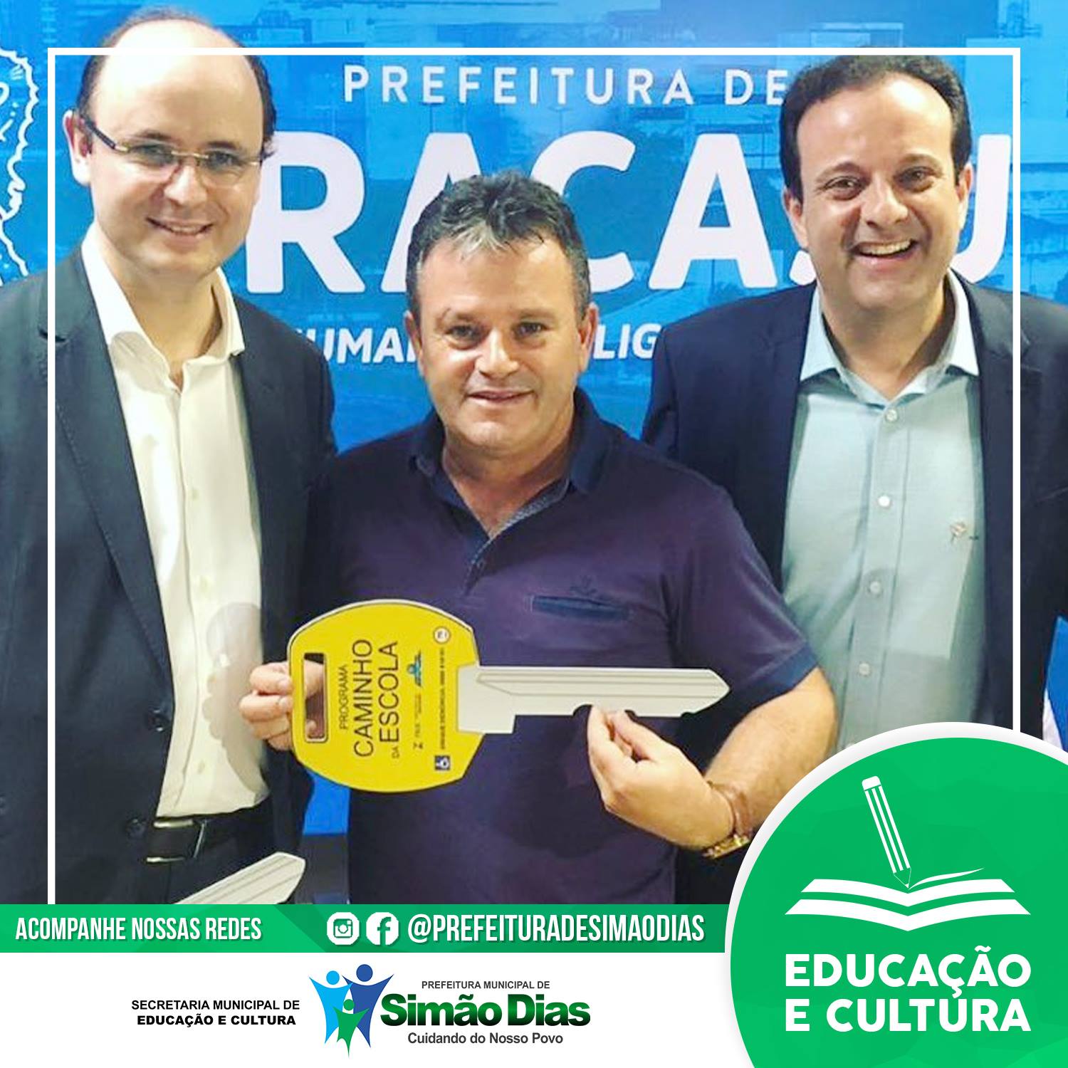 Prefeito Marival Santana recebendo a chave simbólica do veículo 