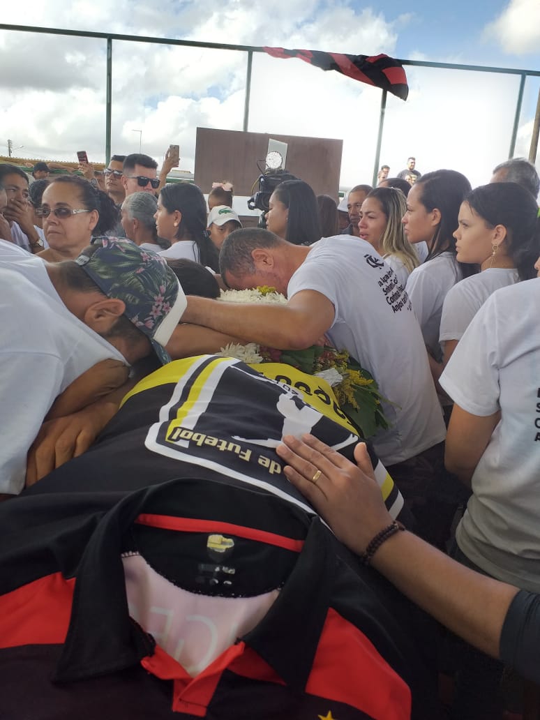 Muita comoção durante o velório do atleta 