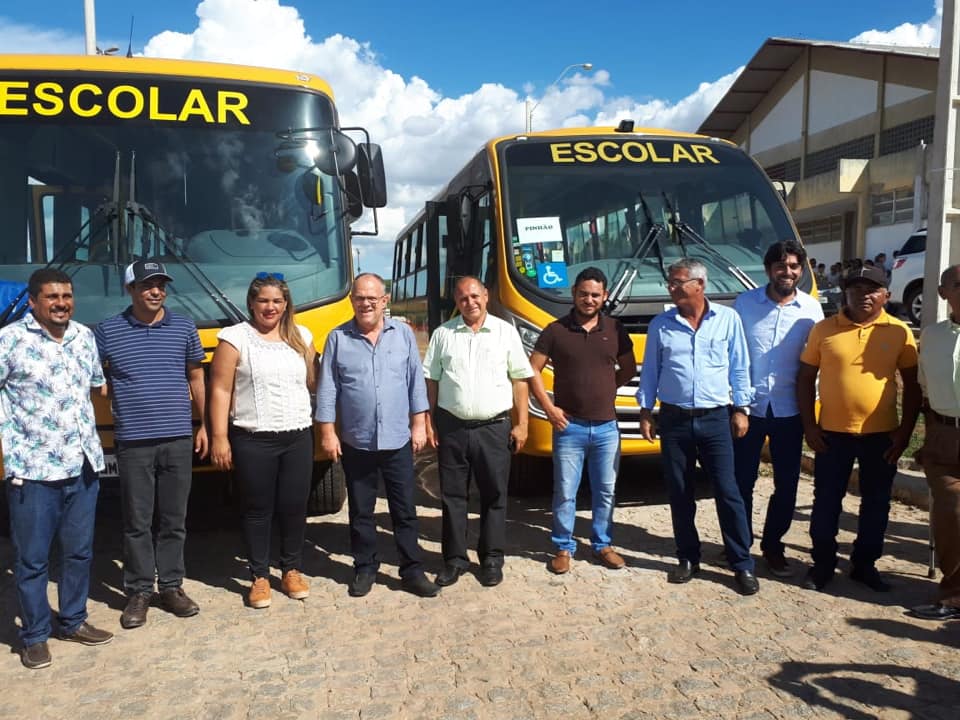 Entrega de ônibus escolares no município 