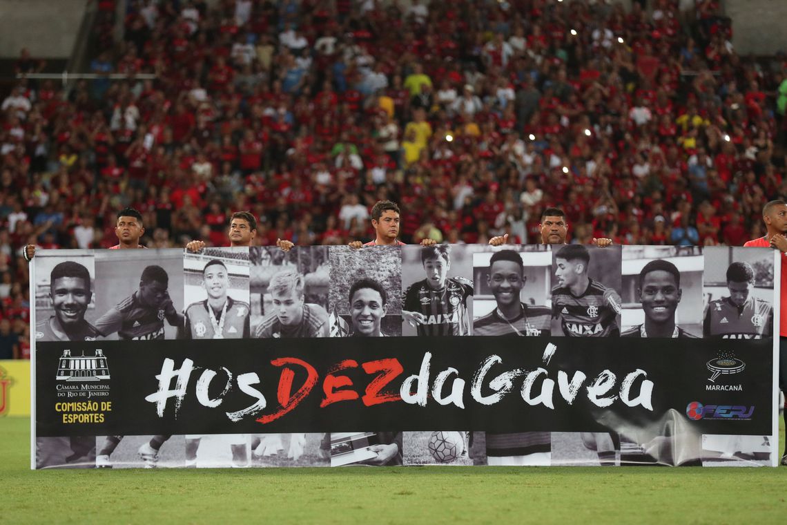 <strong>Homenagem às vítimas do incêndio no Centro de Treinamento do Flamengo antes da partida da semifinal da Taça Guanabara entre Flamengo e Fluminense, no Estádio do Maracanã, Rio de Janeiro (Foto: Ricardo Moraes/Reuters/direitos reservados)</strong>