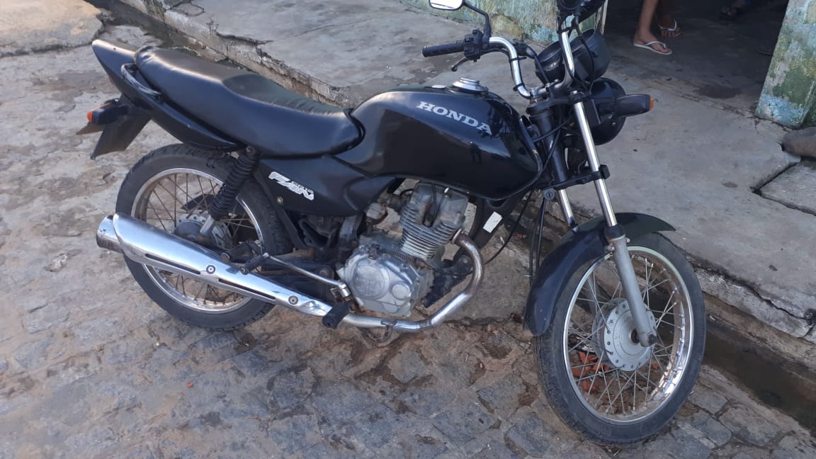 Motocicleta foi encontrada com o lacre rompido (Foto: 7° BPM)