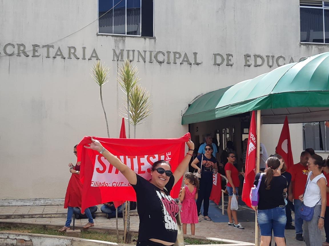 Professores na porta da Secretaria de Educação 